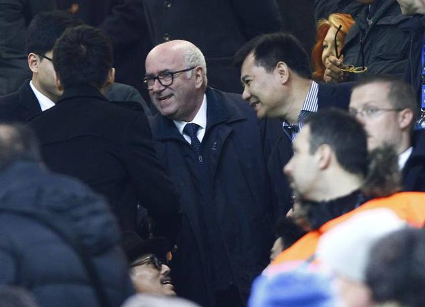 A San Siro, in tribuna, ecco il presidente della Figc Tavecchio e il proprietario dell&#39;Inter e presidente di Suning Zhang Jindong. 
